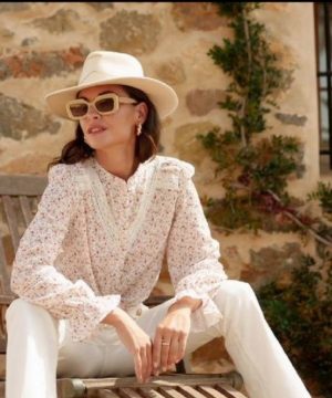 BLUSA FLORECITAS ENCAJE PICO